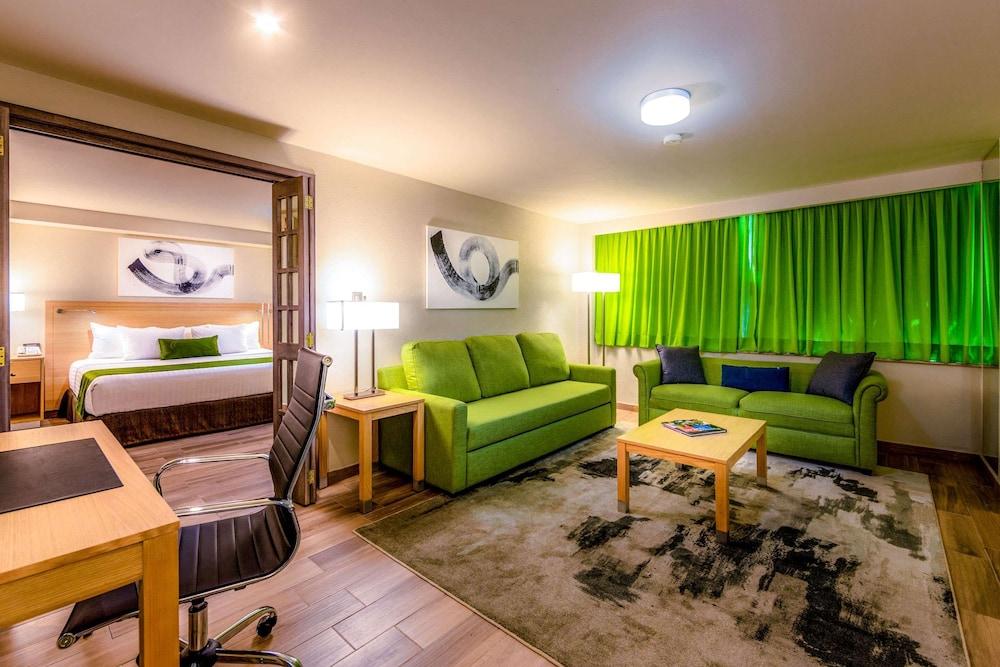 퀄리티 인 파추카 호텔 Pachuca 외부 사진 Suite at the hotel
