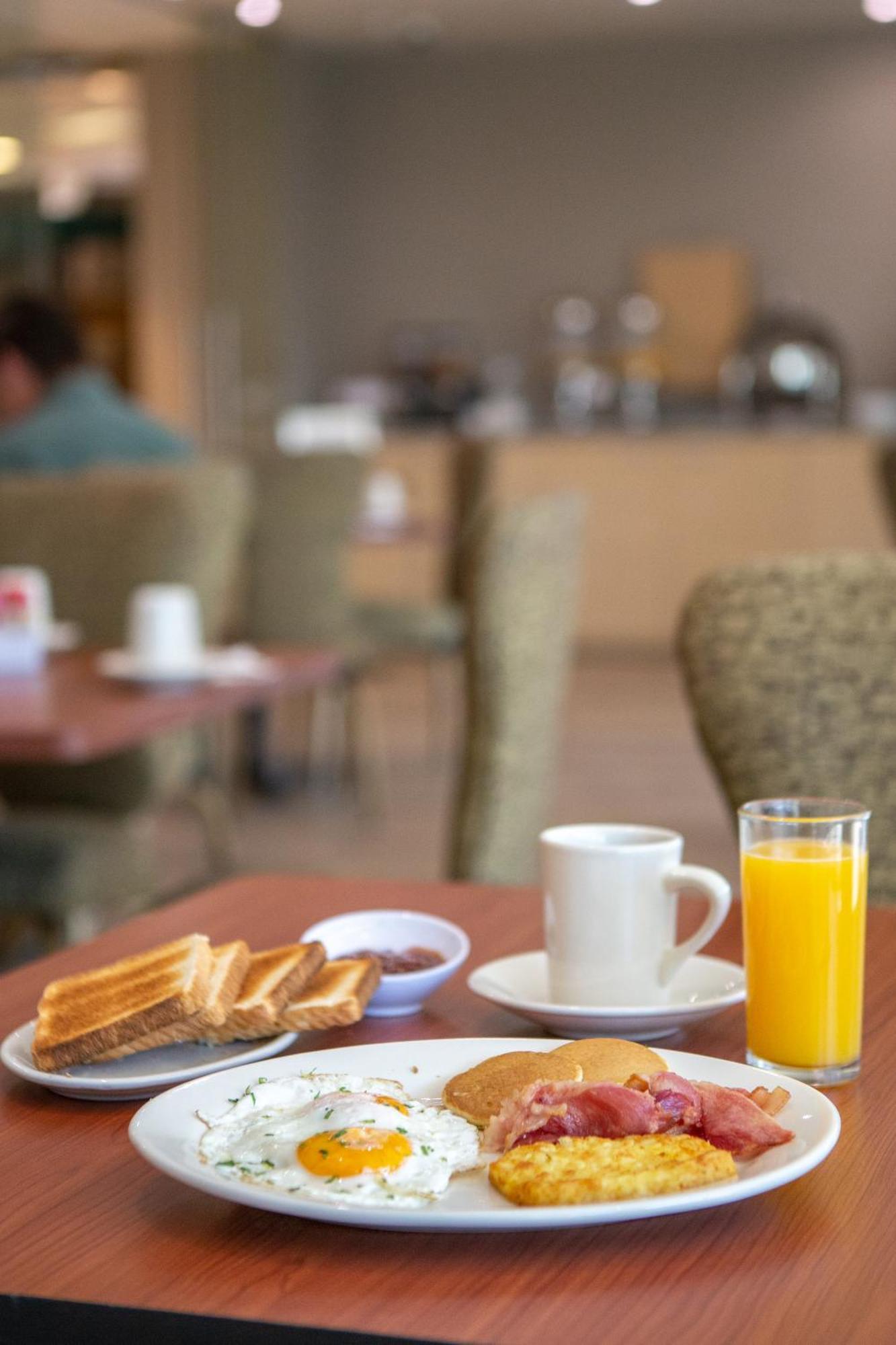 퀄리티 인 파추카 호텔 Pachuca 외부 사진 A breakfast with orange juice